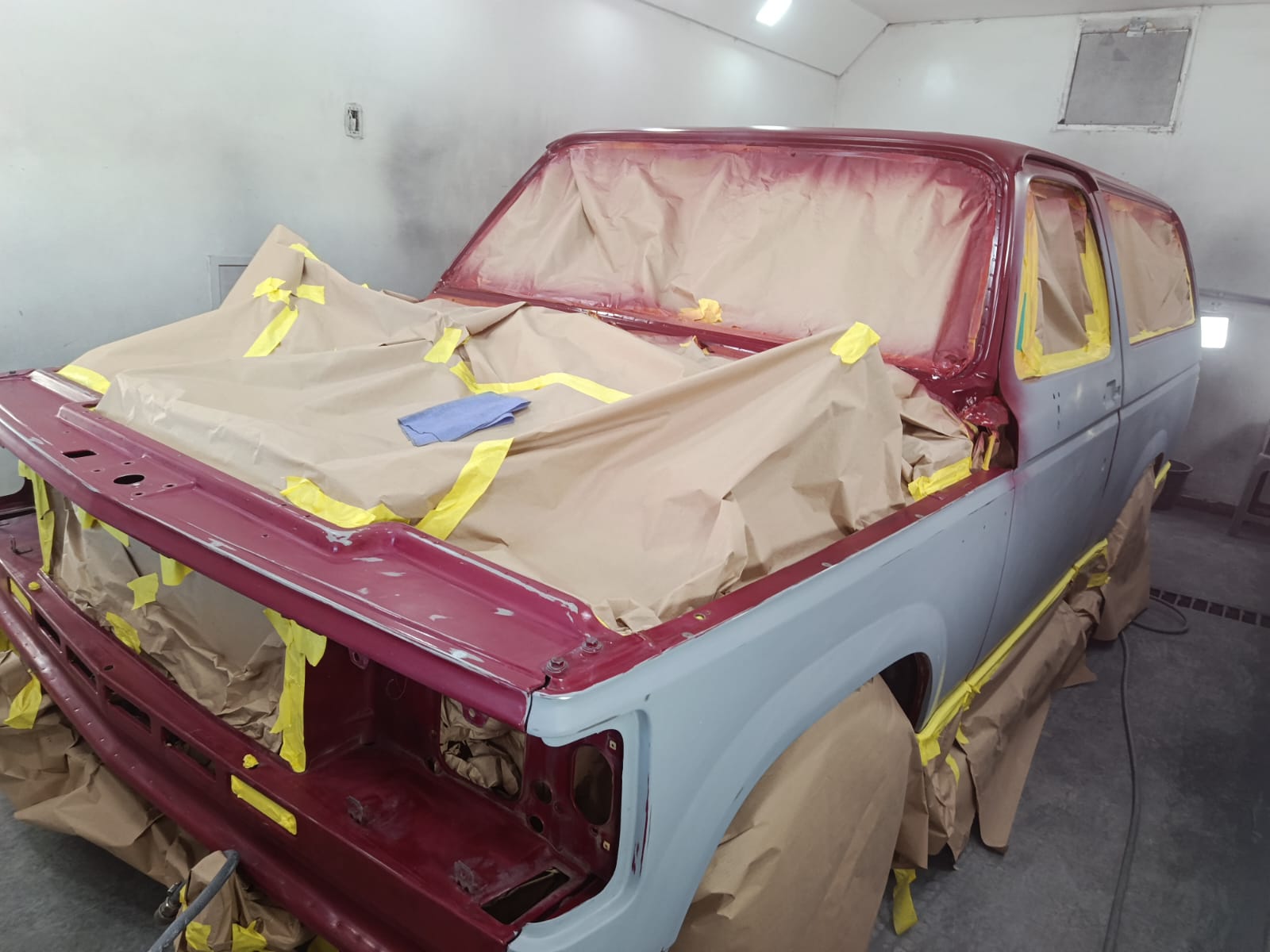 Antes — veículo em preparação na cabine de pintura