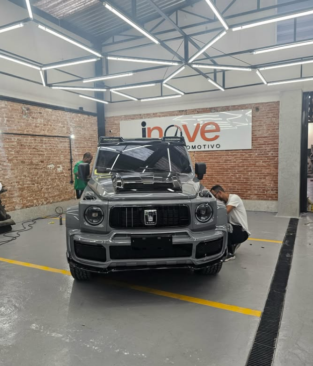 Oficina INOVE Centro Automotivo com veículo premium em serviço de funilaria e pintura